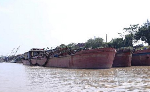 Bắt quả tang nhiều tàu khai thác cát trái phép trên sông Hồng