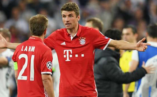 Thomas Mueller bức xúc vì '10 cầu thủ Bayern phải chống lại 14 người'