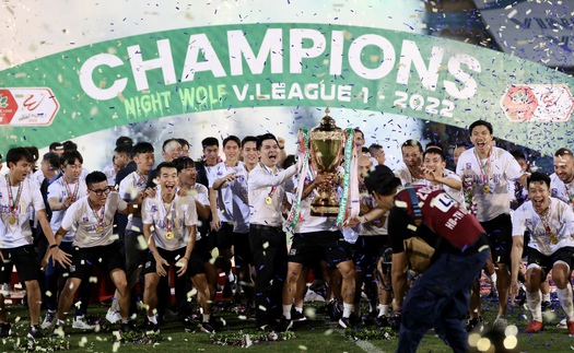 Khoảnh khắc CLB Hà Nội nhận Cúp vô địch V-League 2022