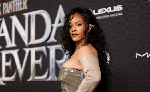 Rihanna khai vị nóng sốt với 'Lift Me Up'