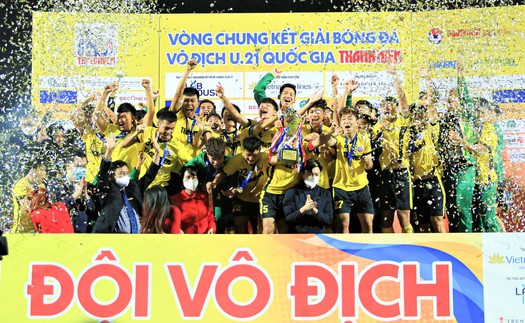 HLV Vũ Tiến Thành đón 17 tân binh trước V-League 2023