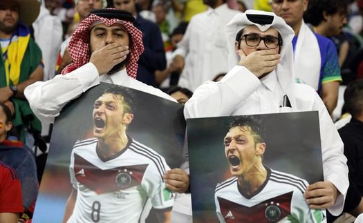 Vì sao CĐV Qatar lại dùng ảnh của Ozil để đáp trả hành động lấy tay bịt miệng của đội tuyển Đức?