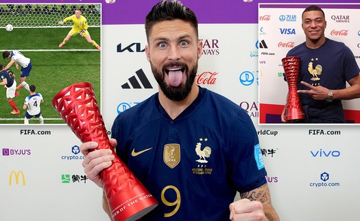 Giroud bắt chước Mbappe khi nhận giải cầu thủ hay nhất