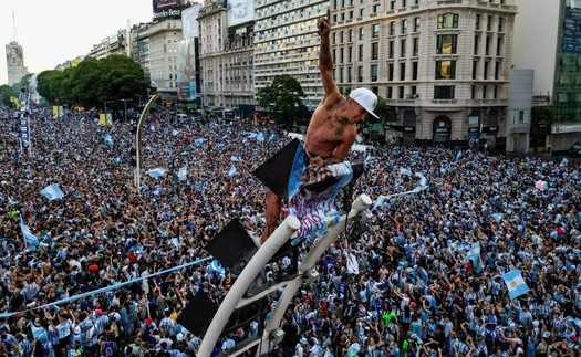 Fan mạo hiểm tính mạng ăn mừng Messi và Argentina vào chung kết World Cup 2022