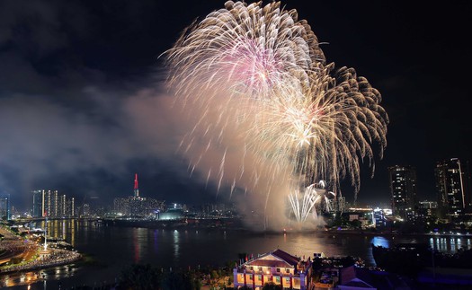 Bắn pháo hoa trong đêm Công bố Festival Hoa Đà Lạt