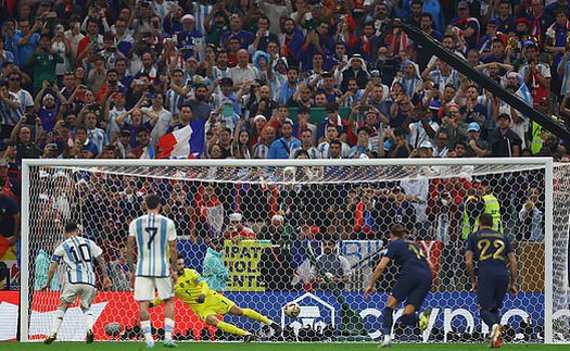 Tranh cãi quả penalty giúp Messi lập kỷ lục World Cup