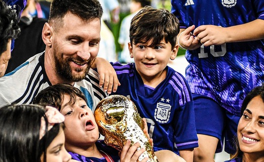 3 chàng quý tử của Messi: Thấy bố khóc con ‘cười như được mùa’, thẳng thừng chê nhà vô địch đá tệ, thần tượng CR7 và Mbappe bất chấp