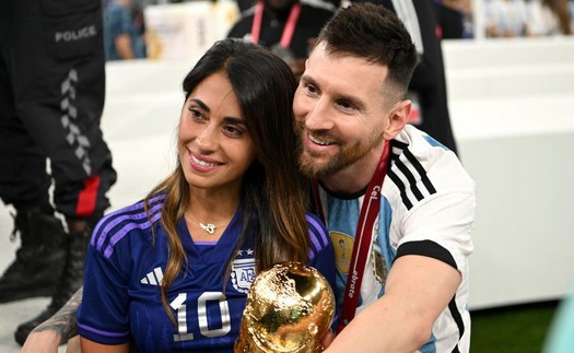 Khoảnh khắc tình nhất World Cup 2022: Messi hạnh phúc ôm vợ và cúp vàng thế giới vào lòng