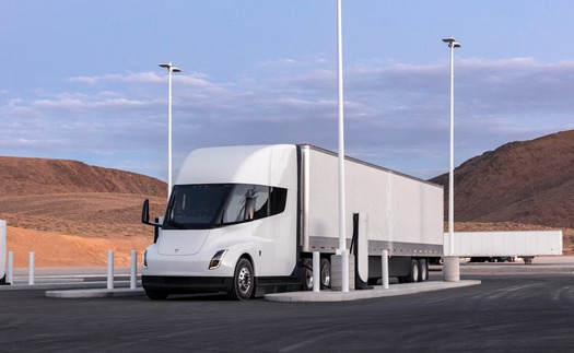 Tài xế kỳ cựu phàn nàn về Tesla Semi: Buồng lái phù hợp với siêu xe hơn là xe tải