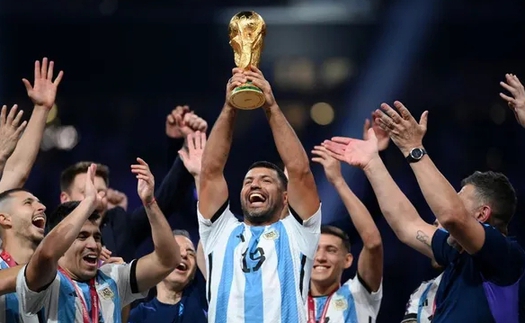 Streamer 'số hưởng' nhất gọi tên Aguero: Nâng cúp vàng World Cup, ngủ cùng Messi trước chung kết