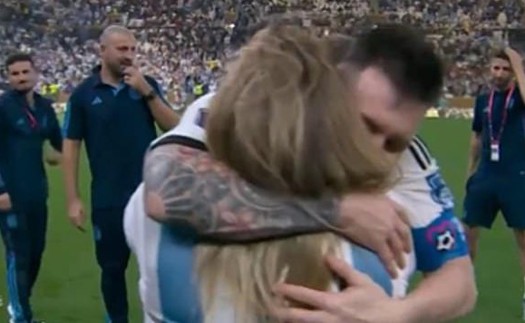 Sự thật về video Messi xúc động ôm chầm lấy mẹ khóc sau khi chiến thắng cúp vàng World Cup 