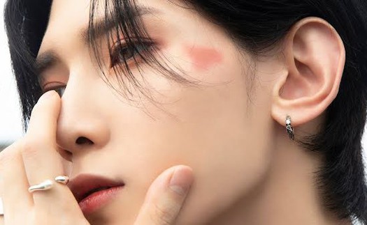 Fan phấn khích ngắm ảnh teaser với vết bớt hình trái tim của Yeosang ATEEZ