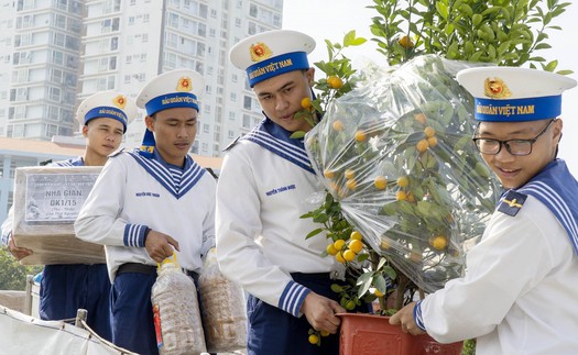 Mang hương vị Tết đến Nhà giàn DK1, tàu trực trên biển