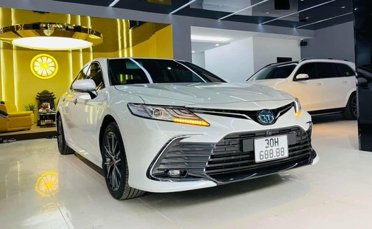 Toyota Camry biển tứ quý 8 giảm giá 400 triệu sau 1 tháng: Giá mới vẫn ngang Lexus ES 'đập hộp'