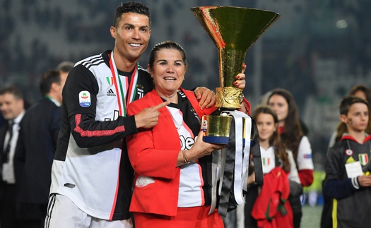 Cuộc đời đầy nước mắt của mẹ Ronaldo: Từng muốn chạy trốn khỏi chính căn nhà của mình, dành dụm từng đồng để nuôi đam mê của con