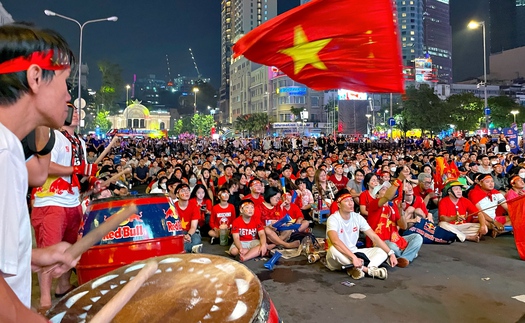 Hàng nghìn người TPHCM tập trung cổ vũ ĐT Việt Nam đá Chung kết AFF Cup với Thái Lan