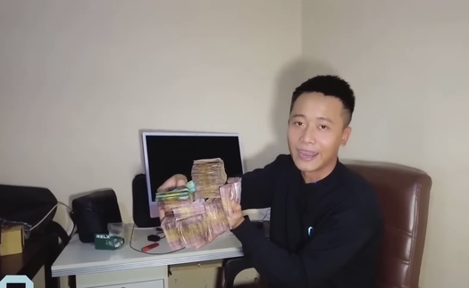 Quang Linh Vlogs phát thưởng Tết, một thành viên bên Mỹ bật khóc khi nhận lì xì