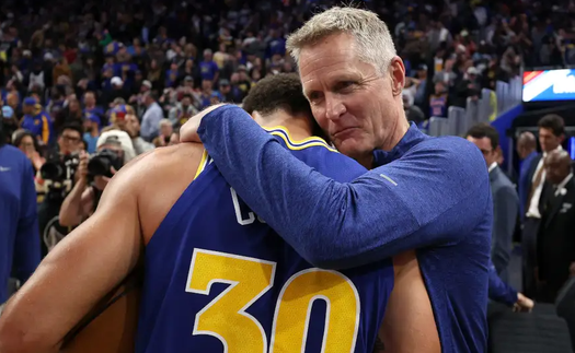 HLV Steve Kerr xin lỗi NHM vì cho nghỉ trụ cột, chỉ trích lịch thi đấu của NBA