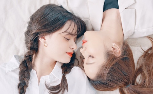 Netizen ‘quắn quéo’ với loạt cảnh quay nóng bỏng mắt trong phim ‘girl-love’ của Thái Lan