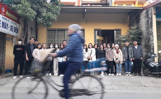 Dân mạng khoe ảnh bạn học bật chế độ "tàng hình" trong buổi họp lớp đầu năm: Đứa nào năm xưa khóc nhiều nhất chắc chắn không xuất hiện!