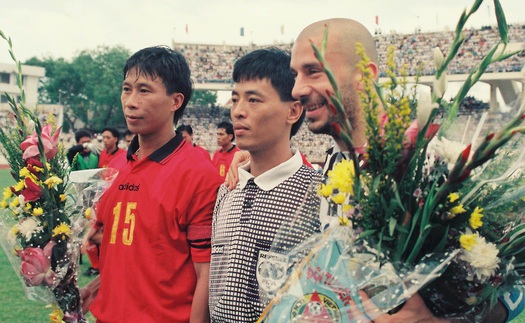 Khoảnh khắc đáng nhớ của Gianluca Vialli với bóng đá Việt Nam