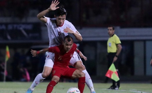 Hài hước khoảnh khắc Văn Hậu 'lấy thịt đè người' khiến Messi của Indonesia phải nhớ tên