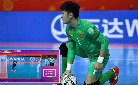 Thủ môn ĐT Việt Nam suýt lập siêu phẩm ở World Cup, bị từ chối bởi công nghệ hỗ trợ trọng tài