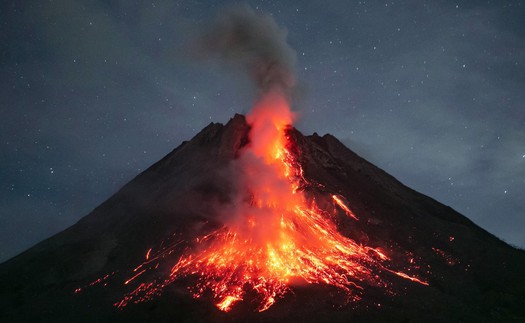 Núi lửa phun trào ở Indonesia: 11 người leo núi thiệt mạng