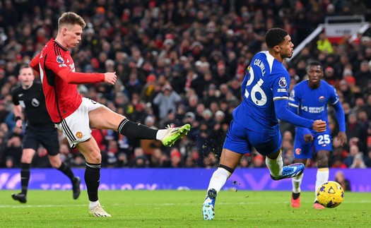 McTominay làm thay phần việc của tiền đạo trước Chelsea, MU chỉ còn kém Man City 3 điểm