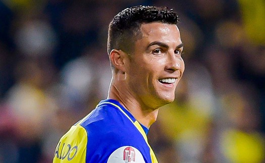 Ronaldo lập poker ở tuổi 38, fan thốt lên: 'Anh ấy đang chiếm lấy thế giới'