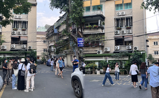 Dù bị phàn nàn nhưng 'con hẻm Hàn Quốc' vẫn chật kín người chụp hình, người dân chán nản vì mất không gian chung