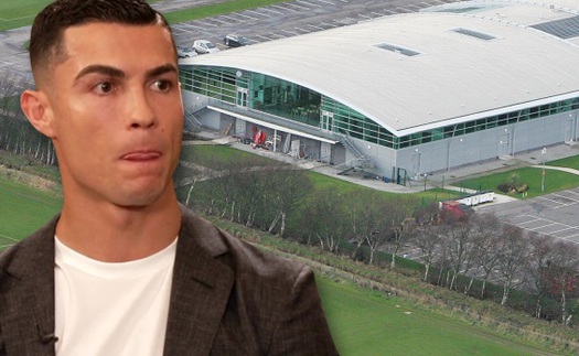 Bị Ronaldo chê bai, MU quyết tu sửa đại bản doanh