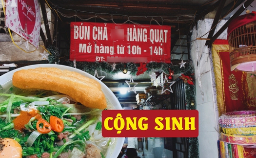 Cách buôn bán "cộng sinh" của nhiều hàng quán vỉa hè ở Hà Nội: Nét văn hoá thú vị nhưng cũng gây tranh cãi?