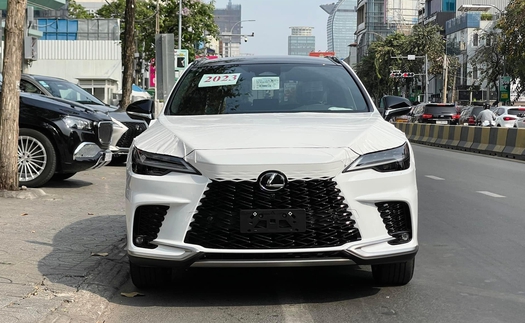 Lexus RX 2023 hot trước giờ G tại Việt Nam: Đại lý chính hãng báo ra mắt ngày mai, showroom ngoài cũng cạnh tranh chào bán