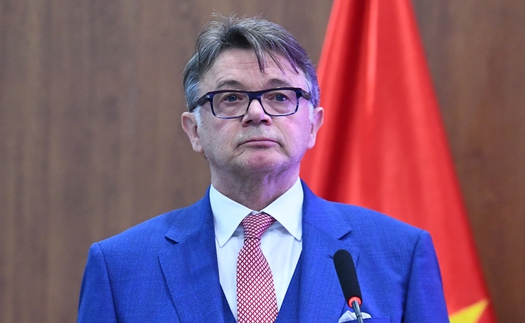 HLV Philippe Troussier diện trang phục trẻ trung, rạng ngời trong ngày nhậm chức HLV trưởng ĐT Việt Nam 