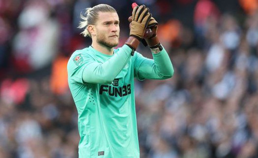 Loris Karius bị chế giễu vì dùng găng tay từ... Thế chiến thứ 2 ở trận thua MU