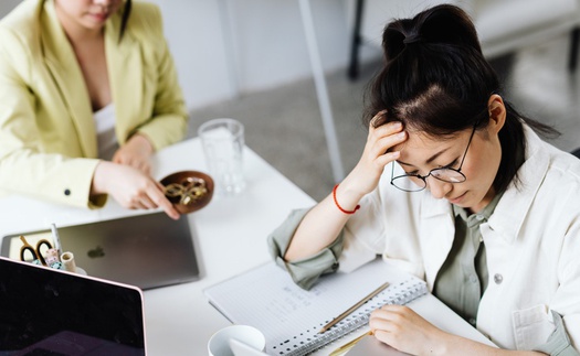 Chuyên gia kinh tế gây sốc với phát ngôn: “Giới trẻ hiện nay lương thấp do THIẾU NĂNG LỰC”