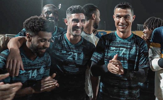 Al Nassr tặng bánh sinh nhật đặc biệt cho Ronaldo ngay trên sân tập