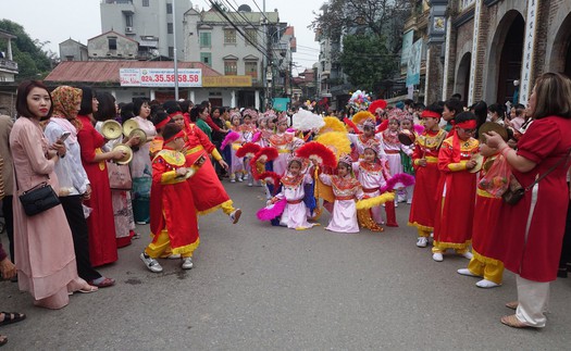 Tản văn Cuối tuần: Thấm thía hội làng