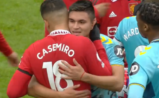 Casemiro được chính nạn nhân… an ủi sau pha phạm lỗi dẫn đến thẻ đỏ