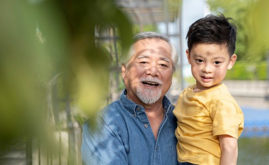 Nghe tin bố bệnh nặng, chúng tôi vội vã về nhà rồi xấu hổ khi thấy ông ngồi ung dung đọc báo