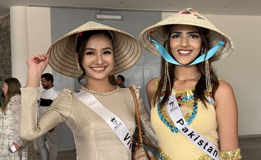 Hoa hậu Nguyễn Thanh Hà tặng nón lá Việt cho thí sinh Miss Eco International 2023