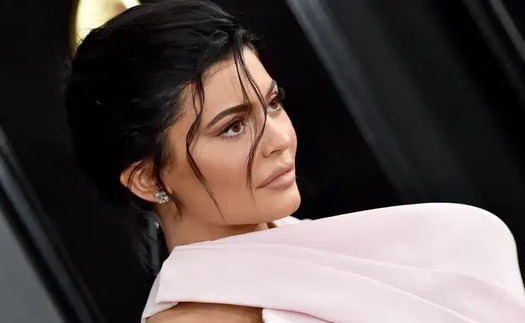 Kylie Jenner kiếm 1 tỷ USD từ đôi môi như thế nào?