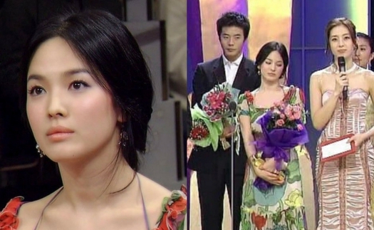 Song Hye Kyo lén làm điều này khi đứng bên tài tử Kwon Sang Woo trên sân khấu 20 năm trước