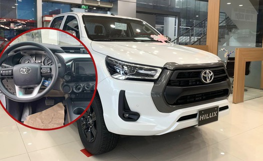 Ảnh thực tế Toyota Hilux 2023 bản duy nhất tại đại lý: Ra biển gần 1 tỷ đồng nhưng nội thất sơ sài, thua Ranger bản rẻ nhất