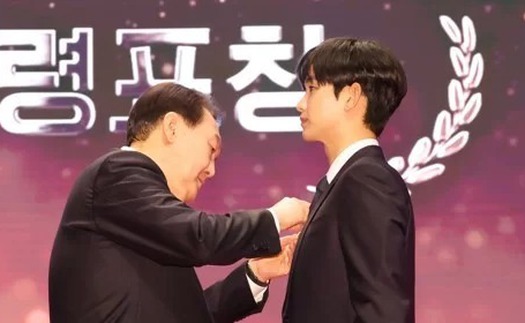 Giữa tranh cãi trốn thuế của dàn sao đình đám, Kim Soo Hyun và Song Ji Hyo được nhận bằng khen từ tổng thống