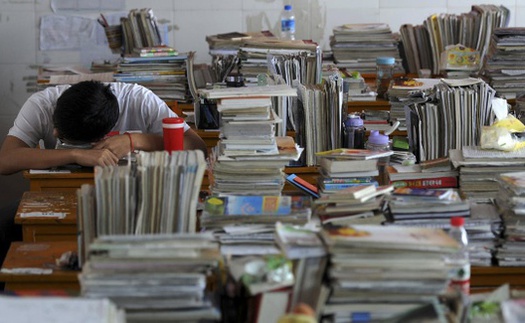 Bên trong 'công xưởng thi đại học' lớn nhất Trung Quốc: Học 15 tiếng/ngày nhưng chỉ có 15 phút để ăn, giáo viên lên lịch sinh hoạt cho cả lớp để tránh lãng phí thời gian 