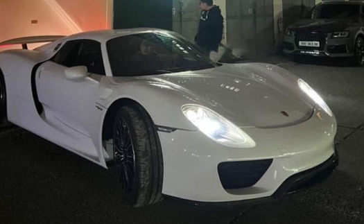 Chơi siêu xe hiếm không đơn giản: Ông Đặng Lê Nguyên Vũ đưa Porsche 918 Spyder vượt nghìn km ra Hà Nội làm thủ tục lăn bánh sau gần 1 năm ‘cất kho’