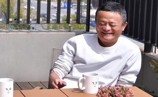 Tái xuất sau 1 năm ‘ở ẩn', tỷ phú Jack Ma gây chú ý với diện mạo giản dị và đôi giày vải: Càng giàu có, càng ít phô trương? 