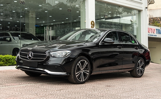 Muốn mua Mercedes-Benz E-Class mới với giá như xe cũ thì đây là một lựa chọn: Lăn bánh 30km, còn nguyên nilon và chưa ra biển nhưng rẻ hơn niêm yết 309 triệu đồng